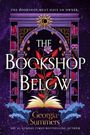 "The Bookshop Below" auf einem mystischen Hintergrund mit lila Blüten und roten Blättern. Ein offenes Buch und Bücherregale.