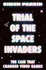 „SIMON PARKIN“, „TRIAL OF THE SPACE INVADERS“, „THE CASE THAT CHANGED VIDEO GAMES“. Text vor Weltraumhintergrund.