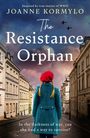 Titel: The Resistance Orphan. Text: Inspired by true stories of WWII. Bild: Mädchen mit rotem Hut in einer Altstadt.