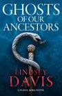 "Ghosts of Our Ancestors" oben, "Lindsey Davis" in Rot darunter, Schlangenstab auf marmoriertem blauen Hintergrund.