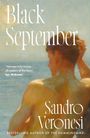 „Black September“ und „Sandro Veronesi“. Im Hintergrund ein Gemälde eines Mannes am Meer, der sich den Kopf hält.