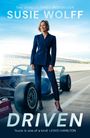 Texts: "THE SUNDAY TIMES BESTSELLER", "SUSIE WOLFF", "DRIVEN", "'Susie is one of a kind' LEWIS HAMILTON". Frau im Anzug neben Rennwagen.