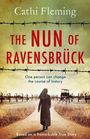 „Cathi Fleming, The Nun of Ravensbrück“, eine Nonne geht auf einen mit Stacheldraht umzäunten Lager zu.