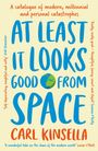 Titel "At Least It Looks Good From Space" mit Erde als O. Darüber steht "A catalogue of modern, millennial and personal catastrophes". Autor: Carl Kinsella.