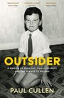 „OUTSIDER. A memoir of survival, family secrets and the search to belong“ von Paul Cullen. Ein Kind im Anzug sitzt auf dem Boden.