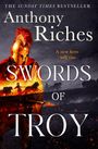 Oben steht "The Sunday Times Bestseller", darunter "Anthony Riches". Groß "Swords of Troy". Ein römischer Krieger mit Helm.