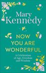 "Mary Kennedy. NOW YOU ARE WONDERFUL. A Celebration of Age, Freedom and Wisdom." Grüner Hintergrund mit floralen Verzierungen.