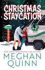 "Christmas Staycation", "KringleTown", "New York Times Bestselling Author Meghan Quinn". Illustration: Paar im Schnee vor Van.