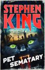 „Stephen King“, „Pet Sematary“. Illustration mit grünäugiger, fauchender Katze und Friedhof im Hintergrund.