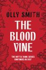 „THE BLOOD VINE“ in großen weißen Buchstaben vor rotem Hintergrund, umgeben von Weinblättern und Trauben.