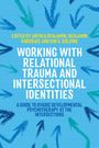 "Working with Intersectionality and Relational Trauma" steht in weiß auf dunkelblauem Hintergrund. Oben ist ein Hirschkopf-Logo.