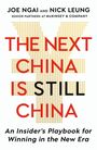 Text in großen roten Buchstaben: "THE NEXT CHINA IS STILL CHINA". Hintergrund: Rasterformat eines Yensymbols.