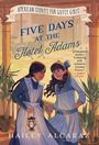 „FIVE DAYS AT THE Hotel Adams“ und „American Stories for Gutsy Girls“. Zwei Mädchen in historischen Kleidern lächeln.