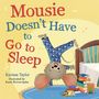 "Mousie Doesn't Have to Go to Sleep". Illustration: Maus in blauen Pyjamas, Bücherstapel neben einem Bett, fröhliche Atmosphäre.