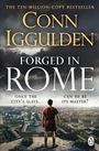 „Conn Iggulden: Forged in Rome; once the city's slave, can he be its master?“ Ein Mann in roter Tunika steht vor Rom.