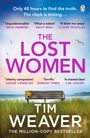 Text: "Only 48 hours to find the truth. The clock is ticking… THE LOST WOMEN." Bank mit Blumen vor Meereshintergrund.