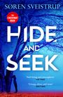 „HIDE AND SEEK“ steht in großen Buchstaben zentral. Ein Kind lehnt an einem Baum. Alles in Blau- und Rottönen.