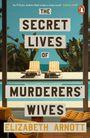 Text: *The Secret Lives of Murderers' Wives, Elizabeth Arnott*. Zwei Liegestühle vor einem Pool, umgeben von Pflanzen.