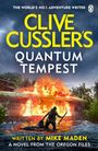 "Clive Cussler's Quantum Tempest." Ein brennender Holzbau am Wasser, davor eine bewaffnete Person in einem reißenden Fluss.