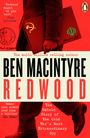 'Redwood might be his best' John Grisham. Ben Macintyre Redwood. Ein Mann hält ein Buch mit Hammer und Sichel Symbol.