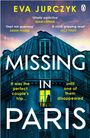 „MISSING IN PARIS“ steht groß auf einem Pariser Gebäude mit beleuchtetem Fenster und einer Person dahinter.