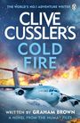 CLIVE CUSSLER'S COLD FIRE. U.S. Air Force Flugzeug in einer Schneelandschaft, darüber Flammen und Rauch.