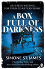 Text: "A Box Full of Darkness", "Simone St. James". Eine blaue Holzbox mit herausragenden Armen und schwarzen Ranken.