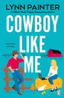 Text: "Lynn Painter", "#1 New York Times Bestselling Author", "Cowboy Like Me", "He had her at howdy." Illustration: Ein Cowboy lehnt an einem Zaun. Eine Frau sitzt auf einem Heuballen mit Laptop, Hühnern und Küken daneben. Im Hintergrund steht eine rote Scheune.