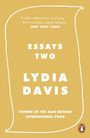 „ESSAYS TWO“ von Lydia Davis. „Winner of the Man Booker International Prize“. Zitat von New York Times. Beige Hintergrund.