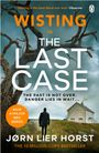 „Wisting in The Last Case“, „The past is not over. Danger lies in wait.“ Silhouette eines Mannes vor einem Baum und Haus.