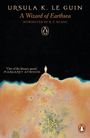 "URSULA K. LE GUIN A Wizard of Earthsea" oben; Silhouette einer Person steht auf einem farbenfrohen Hügel unter Sternenhimmel.