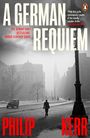 Der Text lautet: "A German Requiem", "Philip Kerr", "The Sunday Times Bestselling Bernie Gunther Series", "New York Observer". Ein Mann mit Hut geht auf einer verschneiten Straße, umgeben von alten Gebäuden und Laternen.