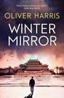 Text: „Oliver Harris, Winter Mirror“. Ein Mensch geht auf ein großes, traditionelles Gebäude zu.