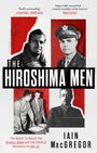 "THE HIROSHIMA MEN" in großen Buchstaben, darüber Zitate. Schwarz-Weiß-Fotos von Männern, darunter IAIN MacGREGOR.