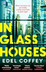 "When everyone can see inside, a killer must hide in plain sight." Gelber Text "IN GLASS HOUSES". Skyline vor Glas.