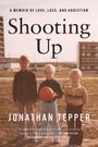 "Shooting Up" von Jonathan Tepper. Drei Jungen stehen draußen, einer hält einen roten Fußball.