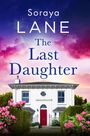 „Soraya Lane: The Last Daughter.“ Ein weißes Haus mit einer roten Tür, umgeben von blühenden Sträuchern, vor farbigem Himmel.