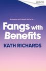 Text: „Romance isn’t dead. But he is … Fangs with Benefits. KATH RICHARDS.” Farbverlauf Hintergrund, oben weiß, unten lila.