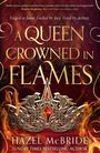 "A QUEEN CROWNED IN FLAMES" in goldener Schrift, darunter "Hazel McBride". Feuer, ein kunstvolles Kronendesign.