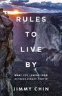 "RULES TO LIVE BY" steht in weiß auf einem Bergpanorama bei Sonnenuntergang, mit einer Person am Rand der Klippe.