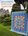 Text: "KAFFE FASSETT'S Quilts at an English Manor House." Ein farbenfroher Quilt vor einem Herrenhaus mit kunstvollen Hecken.