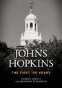 "JOHNS HOPKINS: THE FIRST 150 YEARS" in weißen Buchstaben vor einem Turm, umgeben von Bäumen.