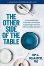 "The Other Side of the Table" von Kim A. Guarascio, PhD; Anleitung für Angehörige bei Essstörungen. Teller und Besteck als Hintergrund.