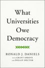 "What Universities Owe Democracy" von Ronald J. Daniels, mit Grant Shreve und Phillip Spector. Grünes Blattmotiv unten.