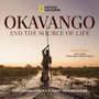 "OKAVANGO AND THE SOURCE OF LIFE". "Steve Boyes". Ein Mann paddelt ein Kanu bei Sonnenuntergang durch ein Flussdelta.