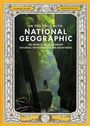 „In the Field with National Geographic.“ Entdecker in einer grünen Schlucht. Dekorativer Rand mit Karten-Elementen.