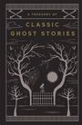 "A Treasury of Classic Ghost Stories" steht in goldener Schrift. Düstere Illustration mit kahlen Bäumen, einem Tor und einem Raben.