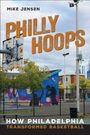 Text: "MIKE JENSEN PHILLY HOOPS HOW PHILADELPHIA TRANSFORMED BASKETBALL". Im Hintergrund ein Basketballplatz mit einem Wandbild.