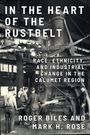 Buchtitel: "IN THE HEART OF THE RUSTBELT". Arbeiter in einer industriellen Fabrik, Maschinen und Rohre im Hintergrund.