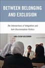 „Between Belonging and Exclusion“; Publikum mit einer Rednerin in einem Raum.
